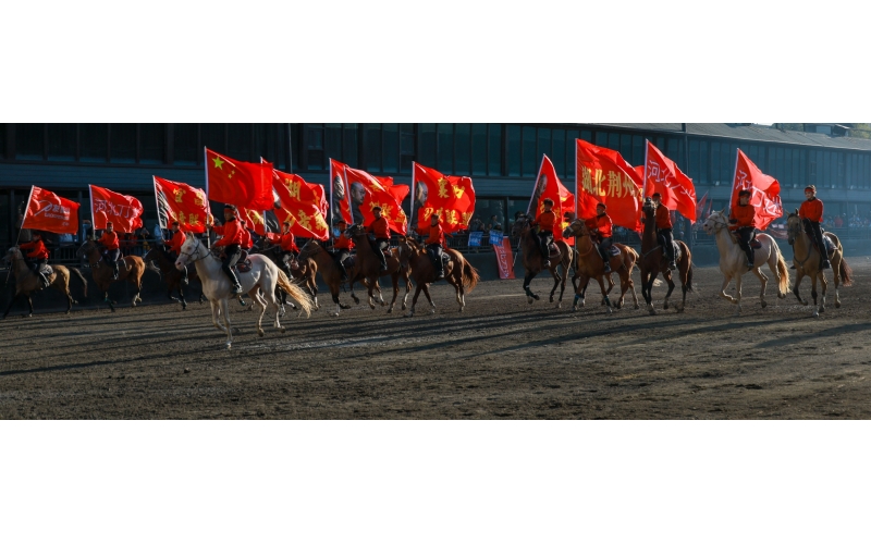 “唱著刀歌游新疆”—這些天，全國游客在這里歡聚